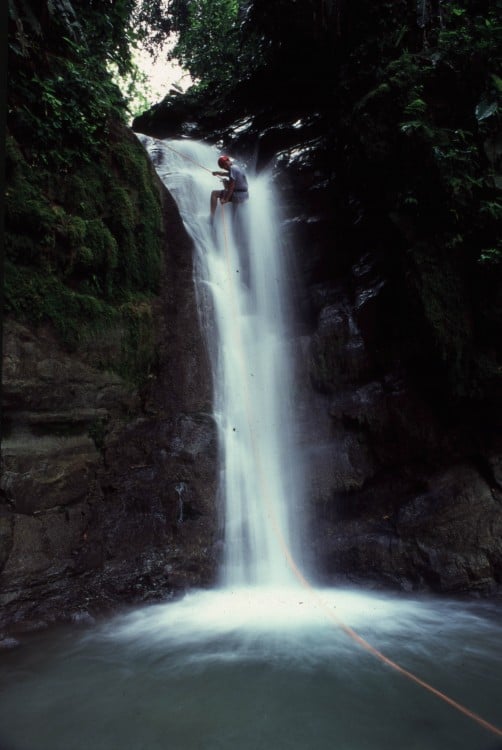 Chico practicando Rappel en Selva Bananito, Montañas de Talamanca en el Caribe de Costa Rica 