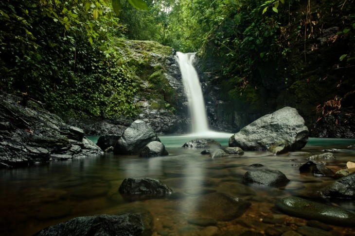 Cascada verde playa uvita, Costa Rica 