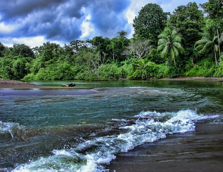 Río Aguajitas en la Península de Osa Pacífico, Costa Rica 