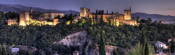 Alhambra ciudad paulatina formada por palacios y jardines en Granada, España 