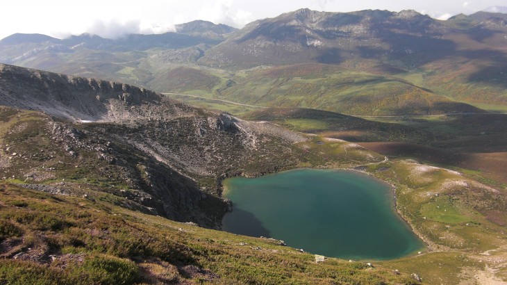 Lago Ausente en el Puerto de San Isidro en la Cordillera Cantábrica de la provincia de León, España