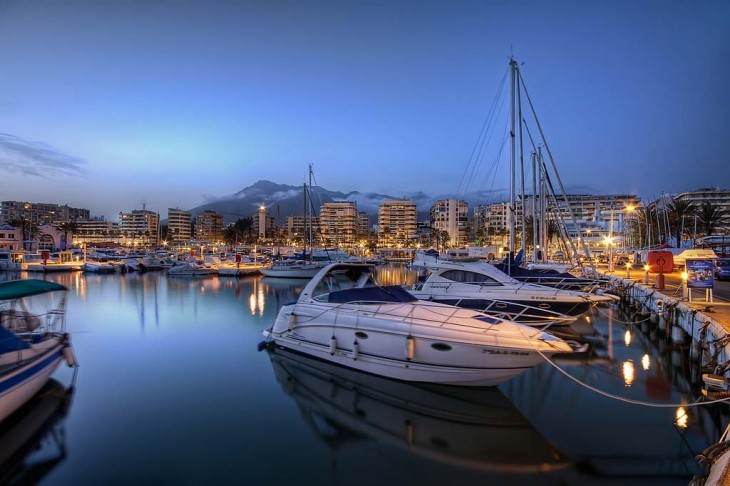 Puerto deportivo en Marbella, España 