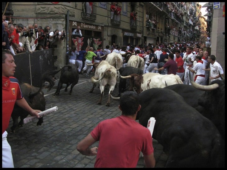 Encierro en los festivales de San Fermín en Pamplona, España