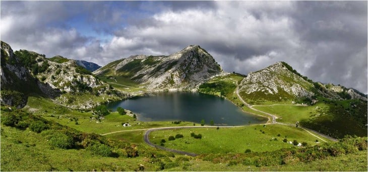 Lagos de Covadonga en el Parque Nacional de los Picos de Europa en Asturias, España 