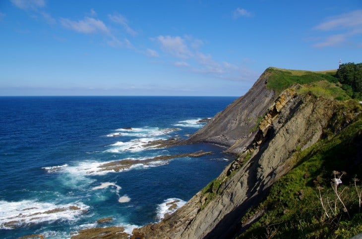 Acantilados del Mar Cantábrico de Ribadesella en el Principado de Asturias, España  