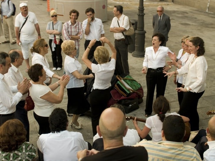 Gente cantando y bailando en medio de la calle en Madrid, España 