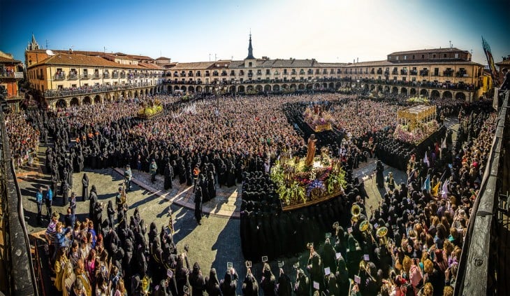Procesión de "El Encuentro", Semana Santa en León, España 