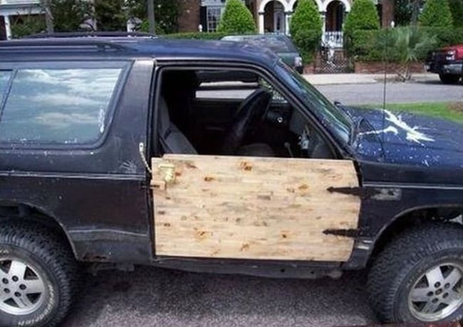camioneta con puerta de madera