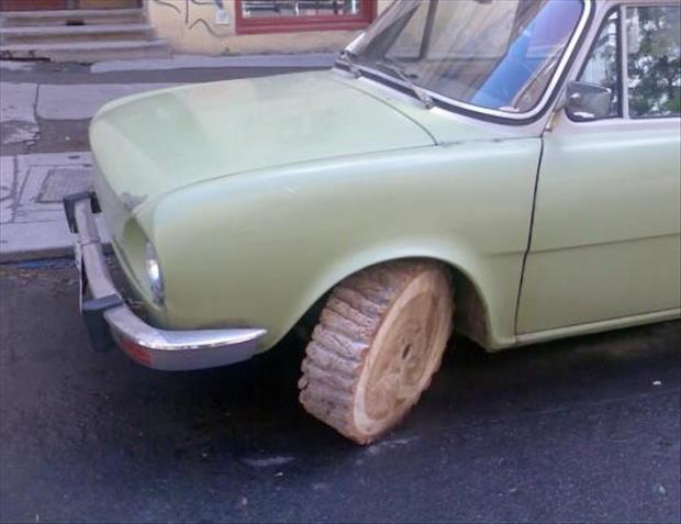 carro con llantas de madera