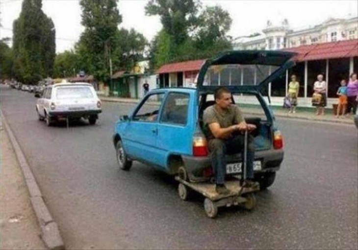 amigo deteniendo el montacargas