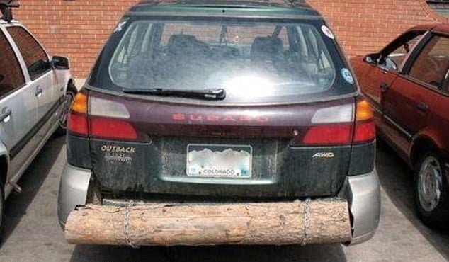carro con defensa trasera hecha de madera