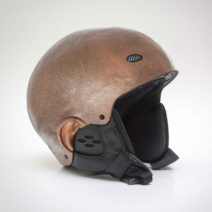 casco con forma de cabeza de un hombre negro