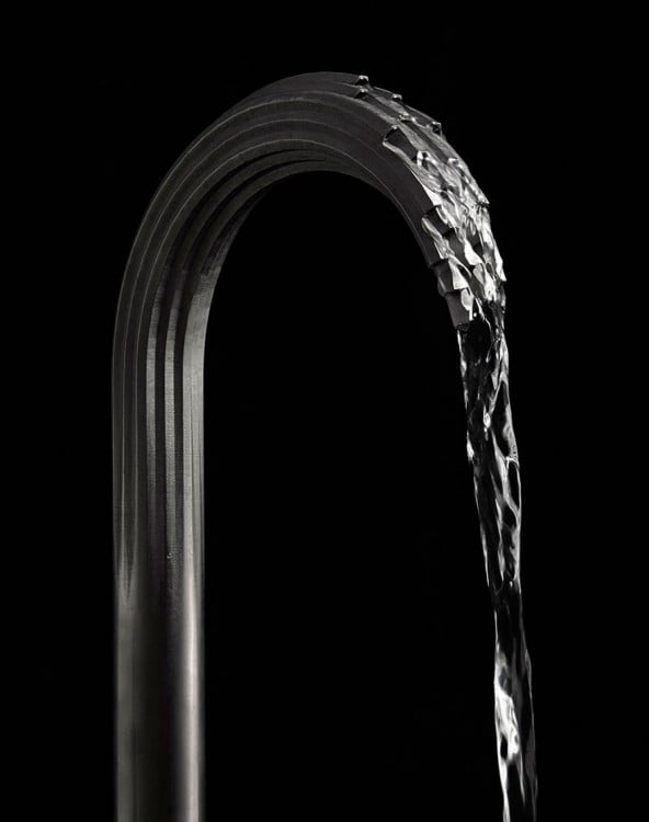Imagen de agua saliendo de un grifo en 3D 