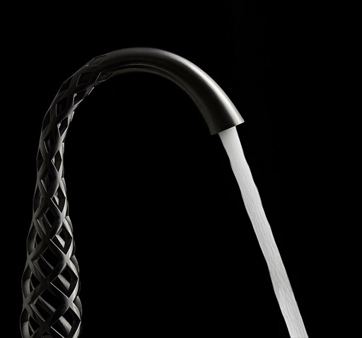 Grifo de diseño moderno del cual sale un chorro de agua 