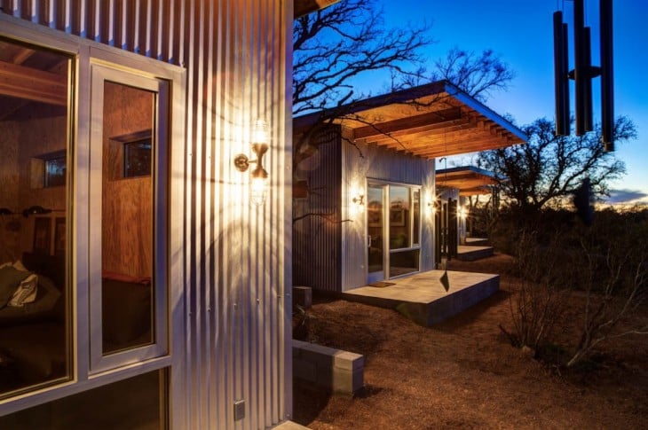 Casas construidas por mejores amigos a las orillas del río llano en Austin Texas 