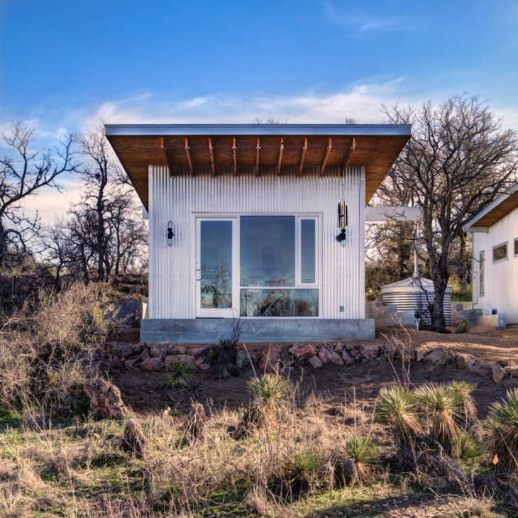 Casa donde alrededor hay césped y hiervas cercas a las orillas de un río en Texas 