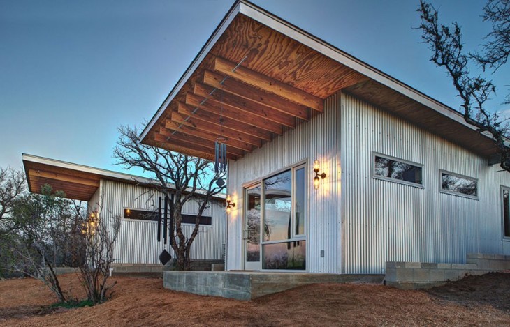 CabaÃ±as con exterior de acero corrugado en las afueras del rÃ­o llano en Austin Texas 