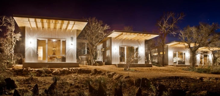 exterior de unas cabañas en la noche cercas de un río en texas 