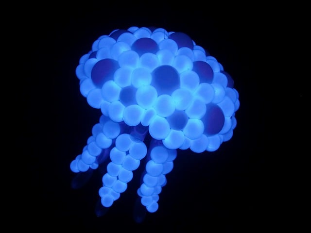 Medusa en color azul hecha con globos 