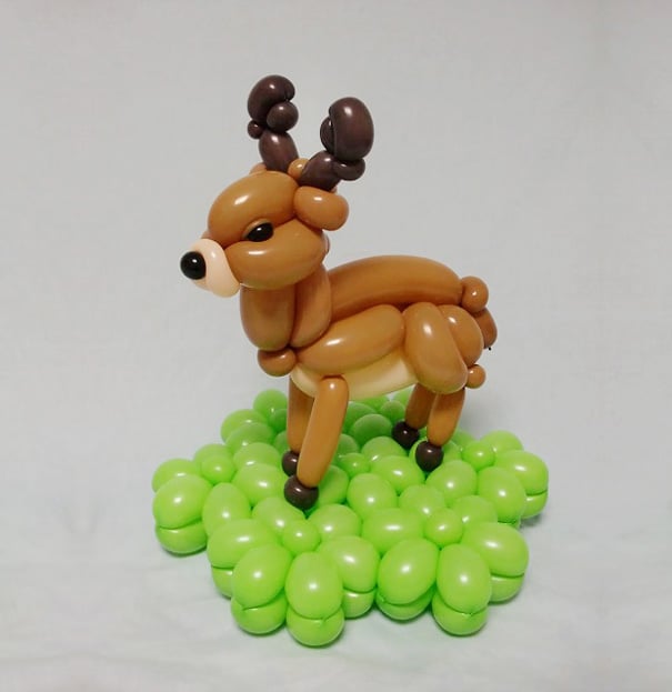 Figura de venado hecha con globos en color verde y café 