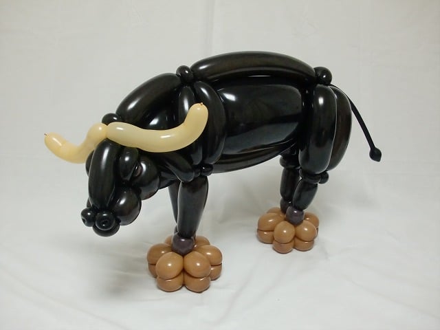 Figura de toro hecha con globos 