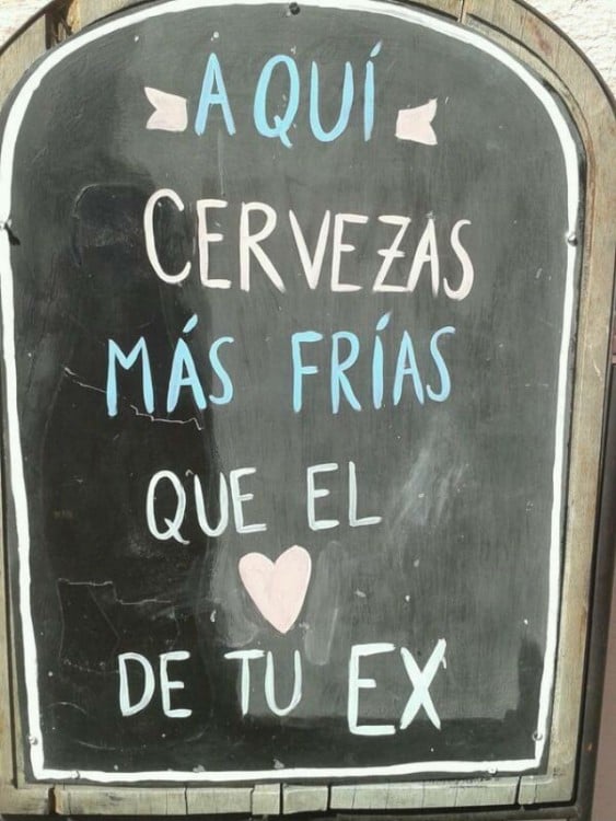 Anuncio en la pared que anuncia cervezas más frías que el corazón de un ex 