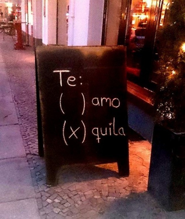 Letrero afuera de un negocio con las palabras Te amo tequila 