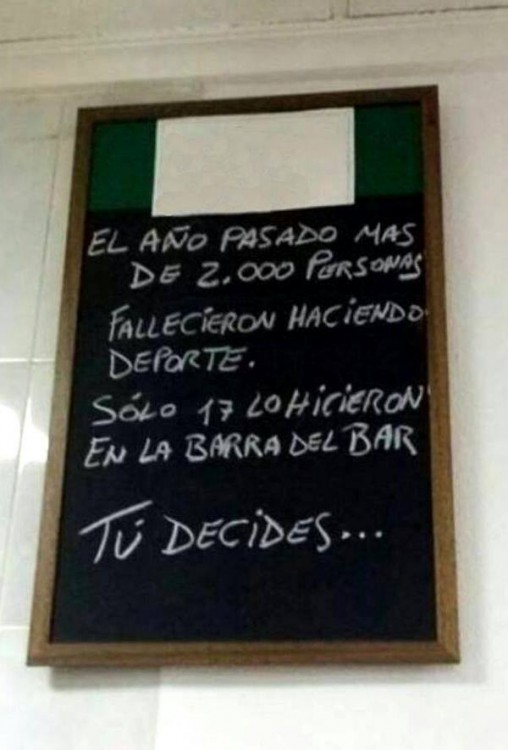 Anuncio de un bar pegado en la pared con datos de unas estadísticas de muertos 