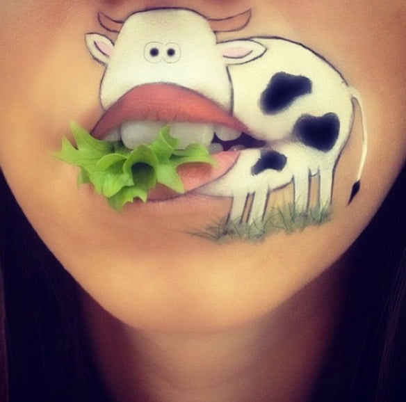 vaca animada con pasto