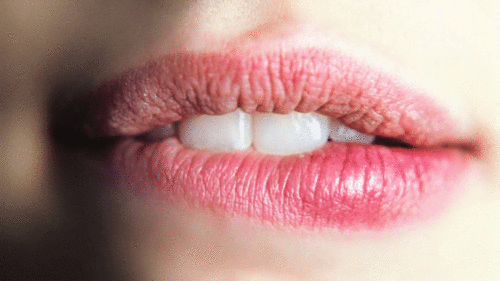 GIF de una boca mordiendo su labio 