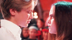 GIF de la escena de la película de gasparin donde la protagonista se da un beso con un chico 