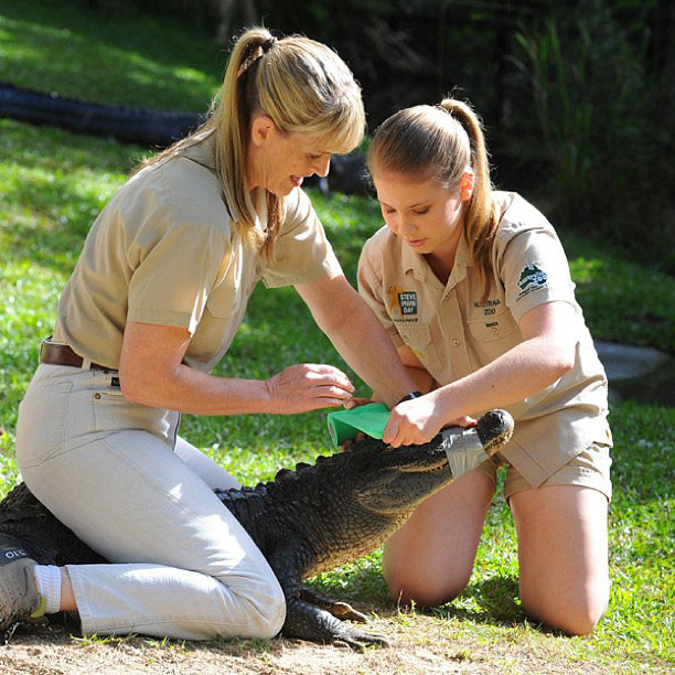 Bindi IRwin junto a su mamá con un cocodrilo 