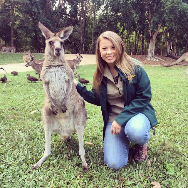 Bindi Irwin junto a un pequeño canguro en el zoológico 