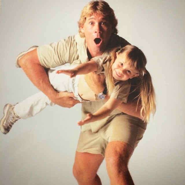 Bindi Irwin de niña siendo cargada por su padre Steve Irwin 