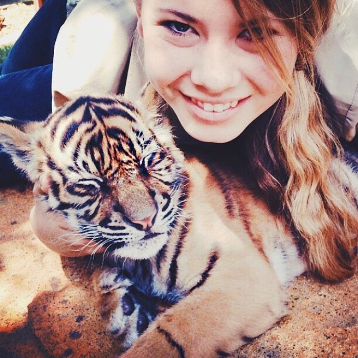 Bindi Irwin abrazando a un pequeño guepardo 