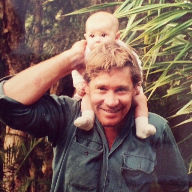 Bindi Irwin  de bebé sobre su padre Steve Irwin 