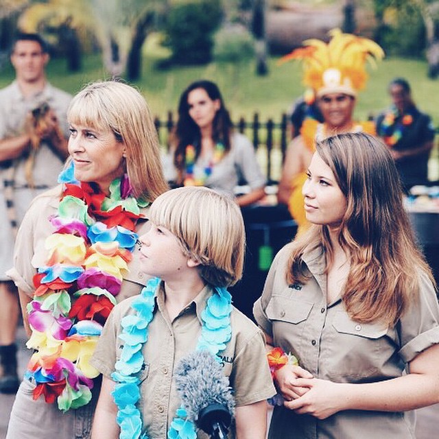 Bindi Irwin junto a su hermano y su madre 