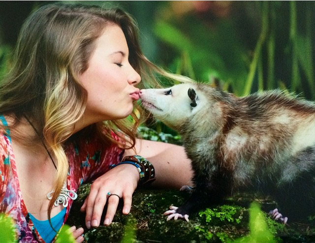 Bindi Irwin, hija de Steve Irwin besando a un animal 