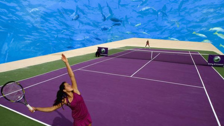 Chica a punto de sacar en un juego de tennis en el proyecto de una cancha de tennis bajo el agua en Dubai 