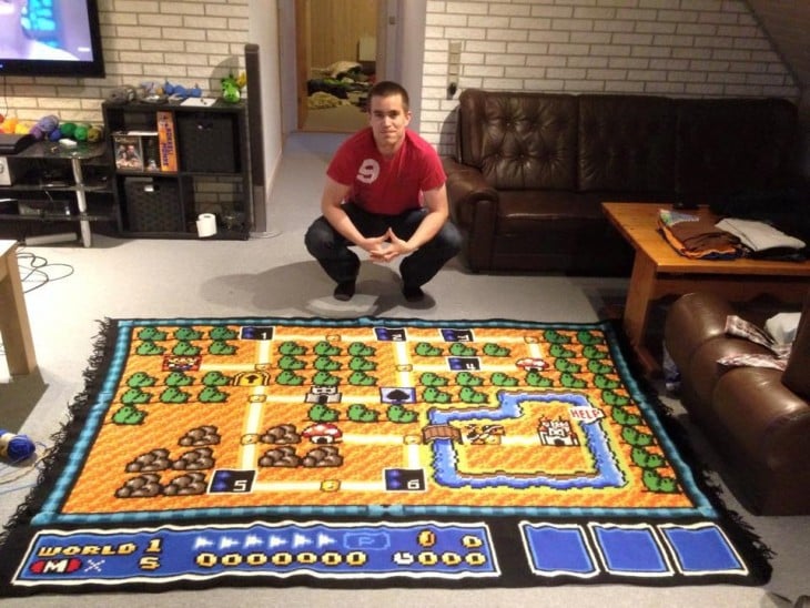 Chico noruego teje durante 6 años una alfombra con el mapa de Super Mario 3 