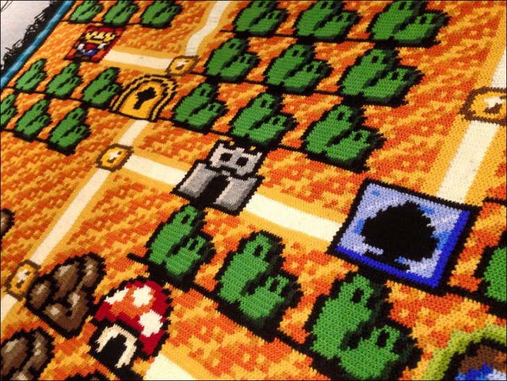 Fotografía de la alfombra tejida con el mapa de Mario Bros 3