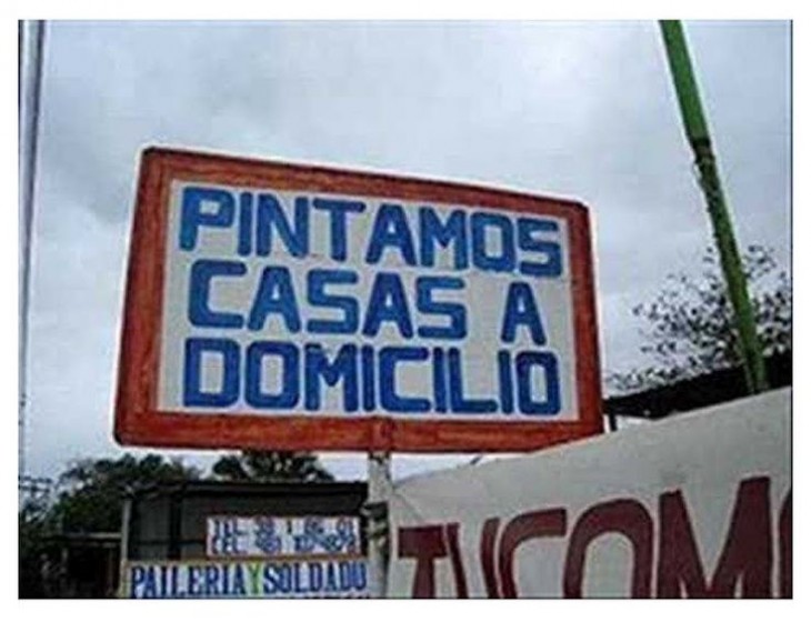 Cartel redundante de un lugar donde dice pintan casas a domicilio 