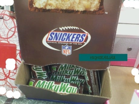 Caja de snickers que contiene milky way 