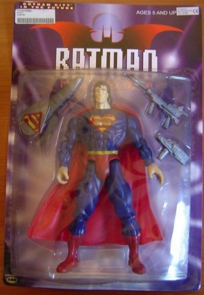 empaque de batman con un juguete de superman