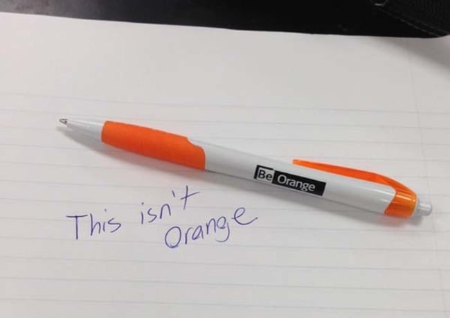Pluma sobre una hoja de papel con un letrero This isn´t orange