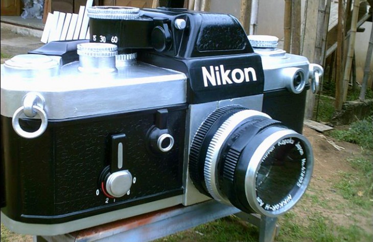Ataúd en forma de cámara fotográfica Nikon  