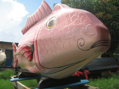 Creativos ataúdes hechos en Ghana en forma de pez de color rosa 