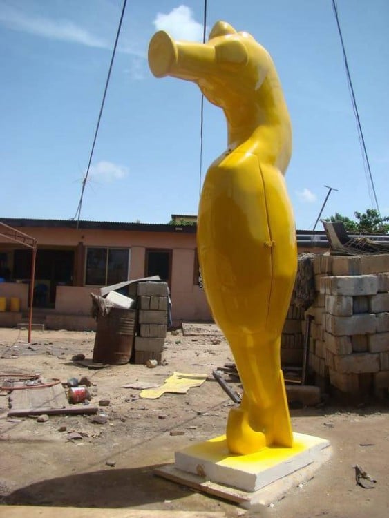 ataúd con forma de caballito de mar amarillo