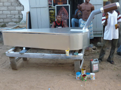 Chicos en ghana construyeron un ataúd en forma de pala de construcción 