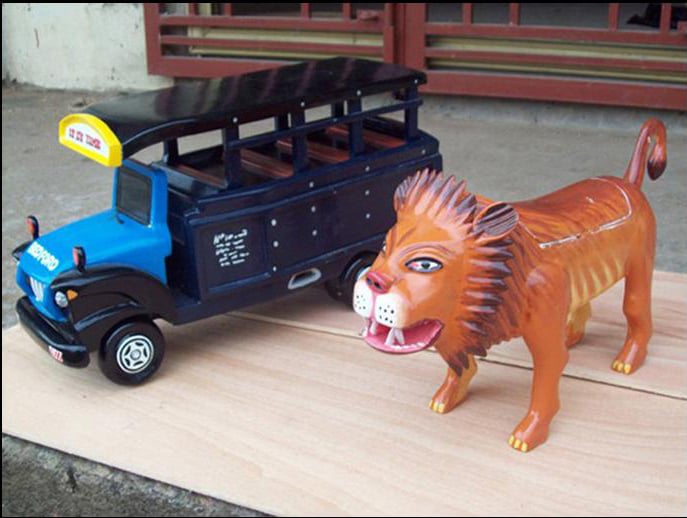 minis ataúdes para cenizas en forma de camión y un tigre 